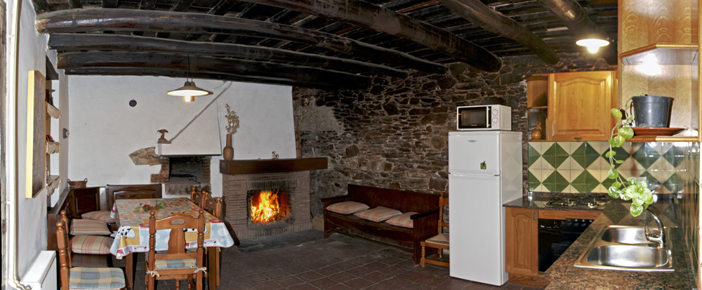 Sala comedor cocina de la casa rural de alquiler de vacaciones en el Montseny, Barcelona