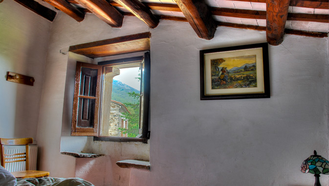 Ventana de la casa rural de alquiler Can Jubany cerca de Barcelona.La ventana dispone de este tradicional cortejador.