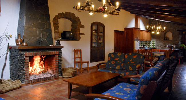 Comedor sala de estar y cocina de esta casa rural de alquiler. Turisme rural en el Montseny, Barcelona