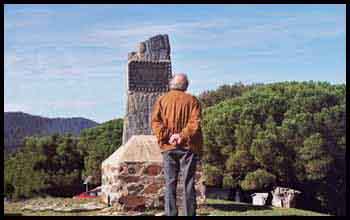 Monòlit de Can Cervera, estela homenatge a l´Oda a la Pàtria de Bonaventura Carles Aribau. Al centre del càmping Montseny.